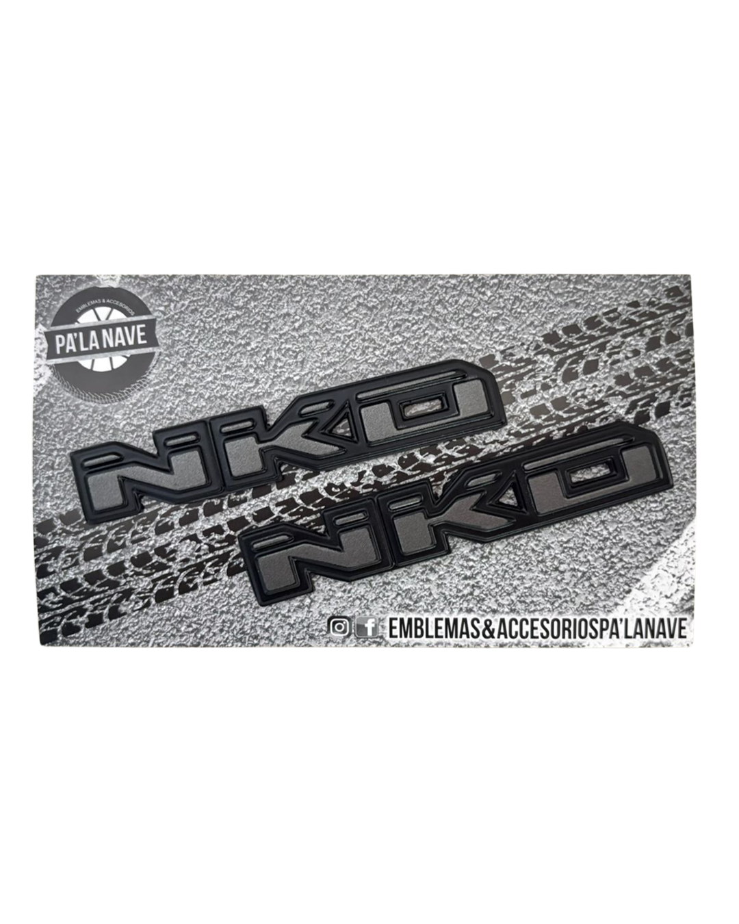 EMBLEMA NKD 125 GRIS RATON